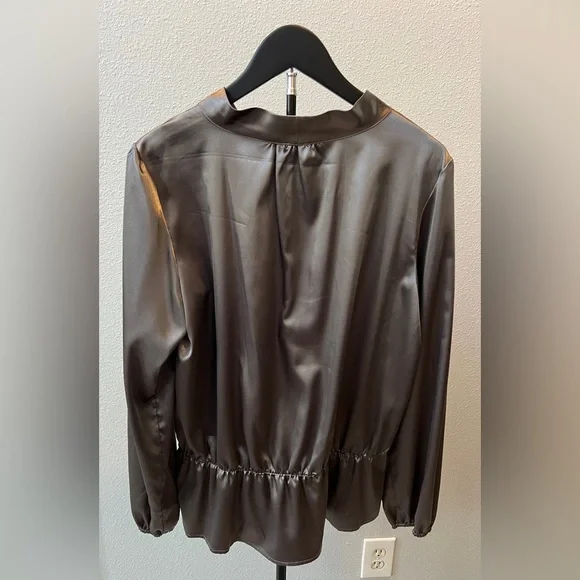 Daisy Fuentes Pewter Long Sleeve shirt with Peplum detail Size L LIKE NEW - Picture 2 of 7